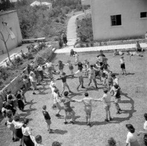 Kinderen van het kinderdorp Oniem dansen (vermoedelijk) de hora, Bestanddeelnr 255-0549
