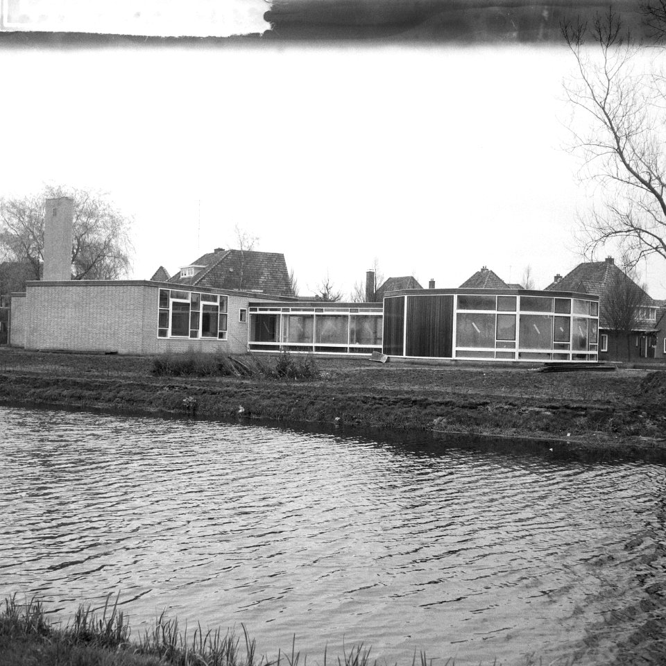 Kinderen van kleuterschool in Meppel maken hun eigen mozaiek exterieur van de kl, Bestanddeelnr 912-3572
