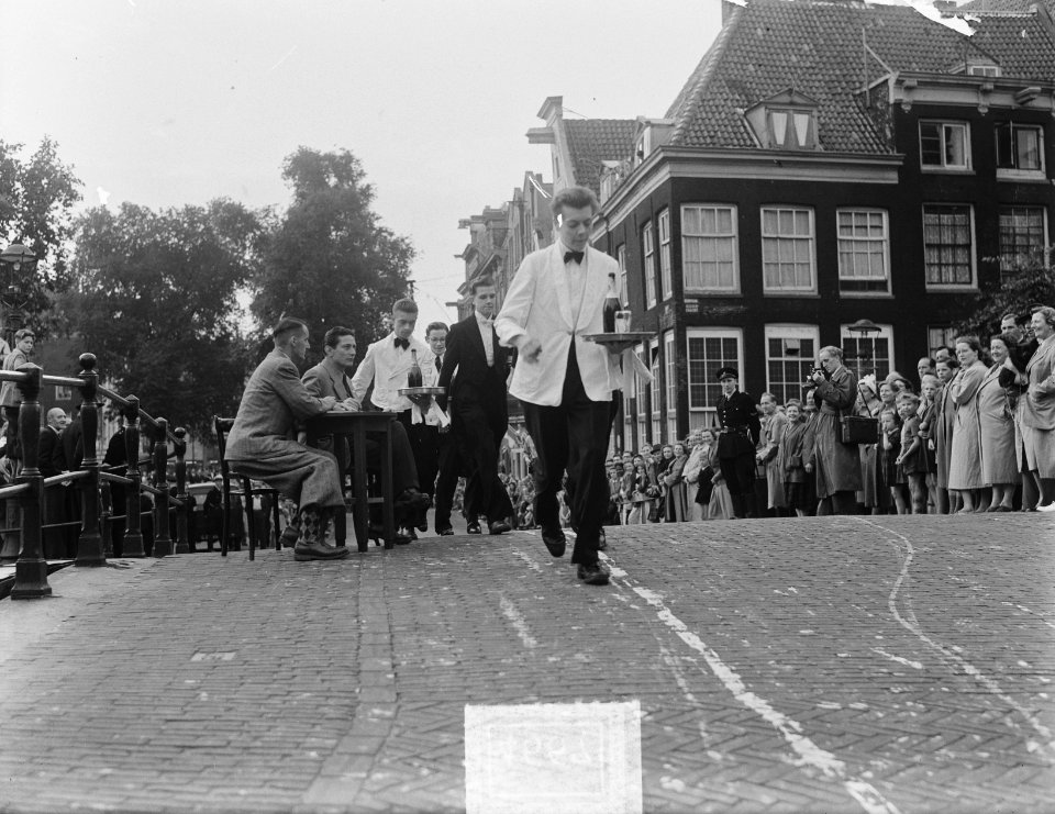 Kelners en diensters race op Thorbeckeplein te Amsterdam, Bestanddeelnr 904-6675
