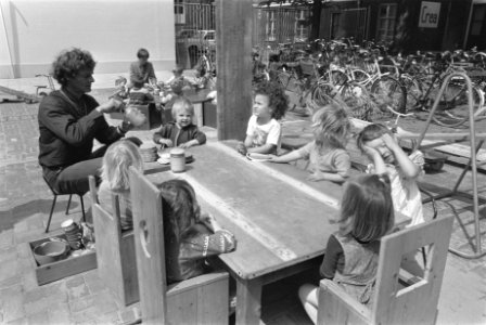 Kinderen buiten aan het eten, Bestanddeelnr 932-6071