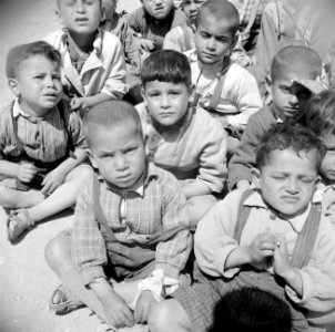 Kinderen buiten voor hun school in het vluchtelingen kamp Hussein nabij Amman, Bestanddeelnr 255-5765