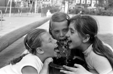 Kinderen drinken aan een fonteintje, Bestanddeelnr 922-5877 photo