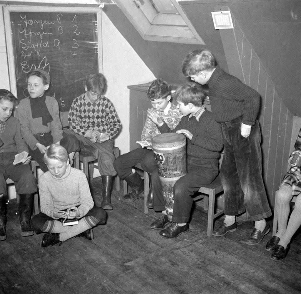 Kinderen boekjes en met een trommel en een triangel, Bestanddeelnr 252-8963