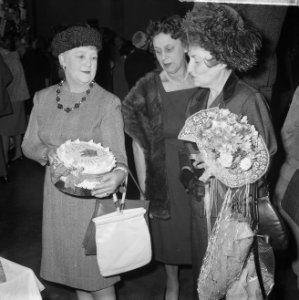 Kerstbazar geopend in Den Haag door Lady Noble, echtgenote van de Britse Ambassa, Bestanddeelnr 914-4942
