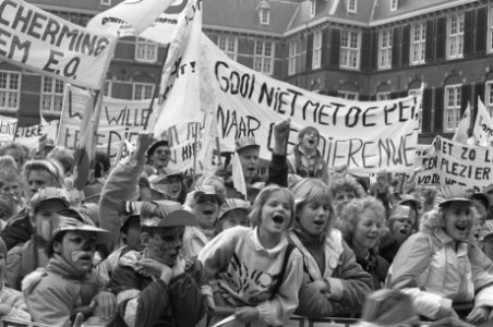 Kinderen demonstreren op Binnenhof tegen uitblijven dierenwelzijnswet, Bestanddeelnr 934-3411