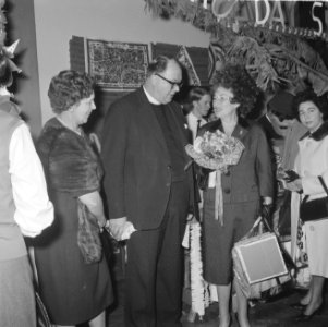 Kerstbazar geopend in Den Haag door Lady Noble, echtgenote van de Britse Ambassa, Bestanddeelnr 914-4941