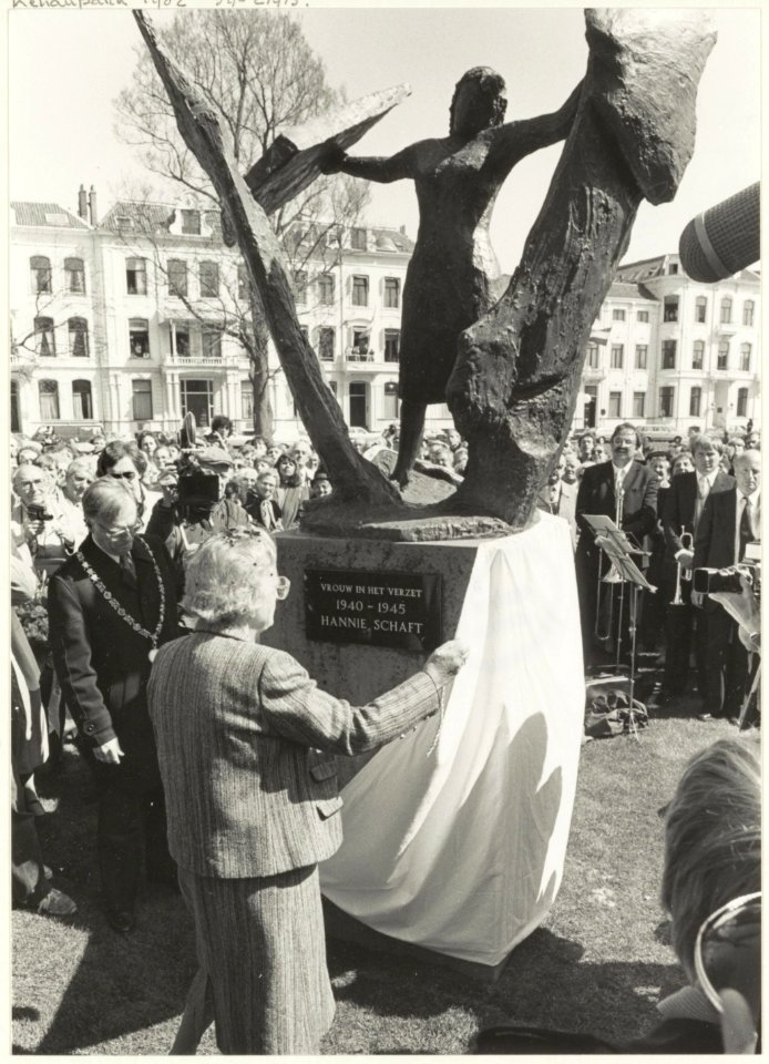 Kenaupark. Prinses Juliana onthult het door Truus Menger vervaardigde beeld van de verzetsheldin Hannie Schaft. Links van de prinses is burgemeester Reehorst te zien. NL-HlmNHA 54021413