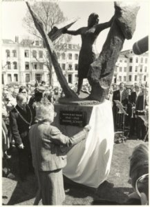 Kenaupark. Prinses Juliana onthult het door Truus Menger vervaardigde beeld van de verzetsheldin Hannie Schaft. Links van de prinses is burgemeester Reehorst te zien. NL-HlmNHA 54021413