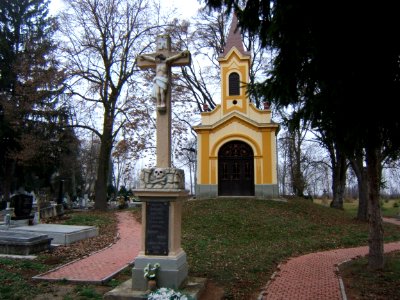 Kereszt és temetőkápolna, Gölle