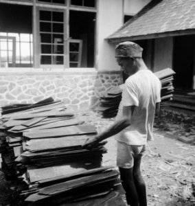 Kendari (Celebes) Opbouw in Oost-Indonesie. Een opperman brengt de houten dakpa, Bestanddeelnr 13284