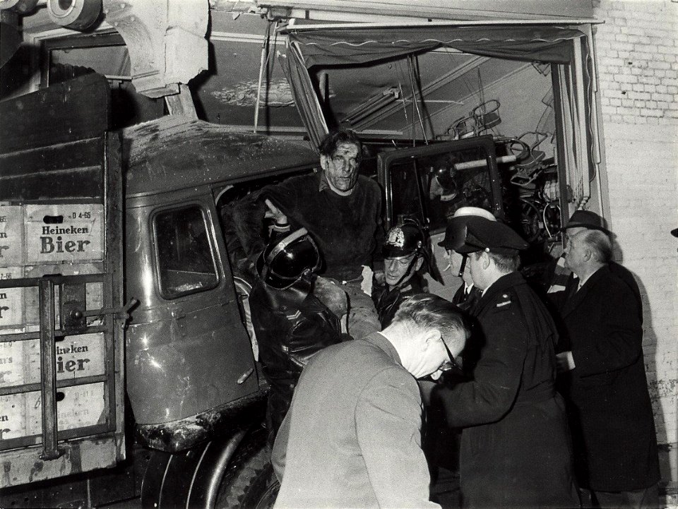 Kennemerplein 14, Rijwielhandel C. van Velzen. Het bevrijden van een verkeersslachtoffer. De chauffeur had een hartstilstand en reed met zijn vrachtwagen de winkel binnen. De chauffeur is la, NL-HlmNHA 54010752