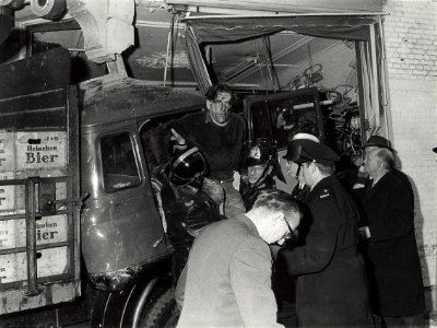 Kennemerplein 14, Rijwielhandel C. van Velzen. Het bevrijden van een verkeersslachtoffer. De chauffeur had een hartstilstand en reed met zijn vrachtwagen de winkel binnen. De chauffeur is la, NL-HlmNHA 54010752