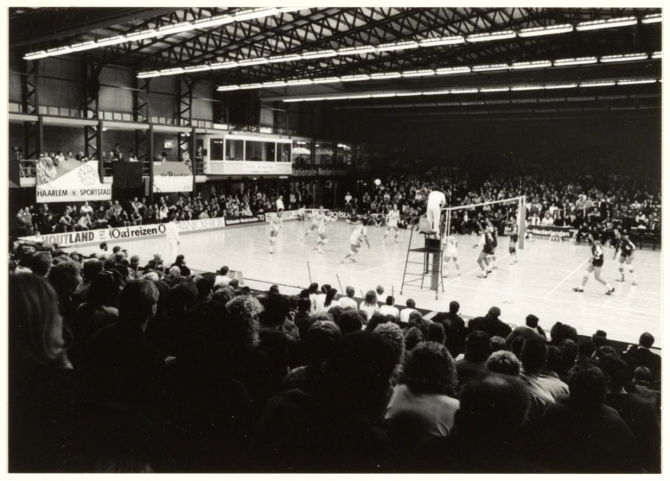 Kennemer sporthal de openingswedstrijd van de Haarlemse Volleybalweek. NL-HlmNHA 54023518
