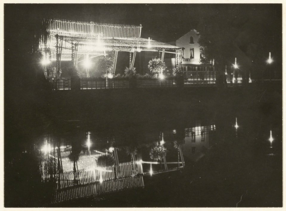 Kennemerbrug versierd en verlicht, i.v.m. 700-jaar Haarlem. NL-HlmNHA 54004717