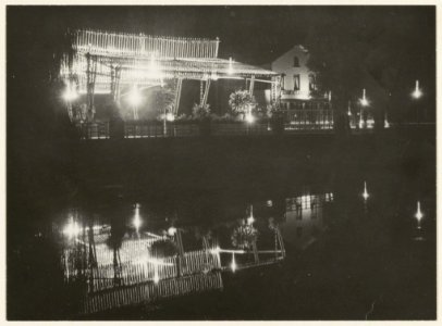Kennemerbrug versierd en verlicht, i.v.m. 700-jaar Haarlem. NL-HlmNHA 54004717