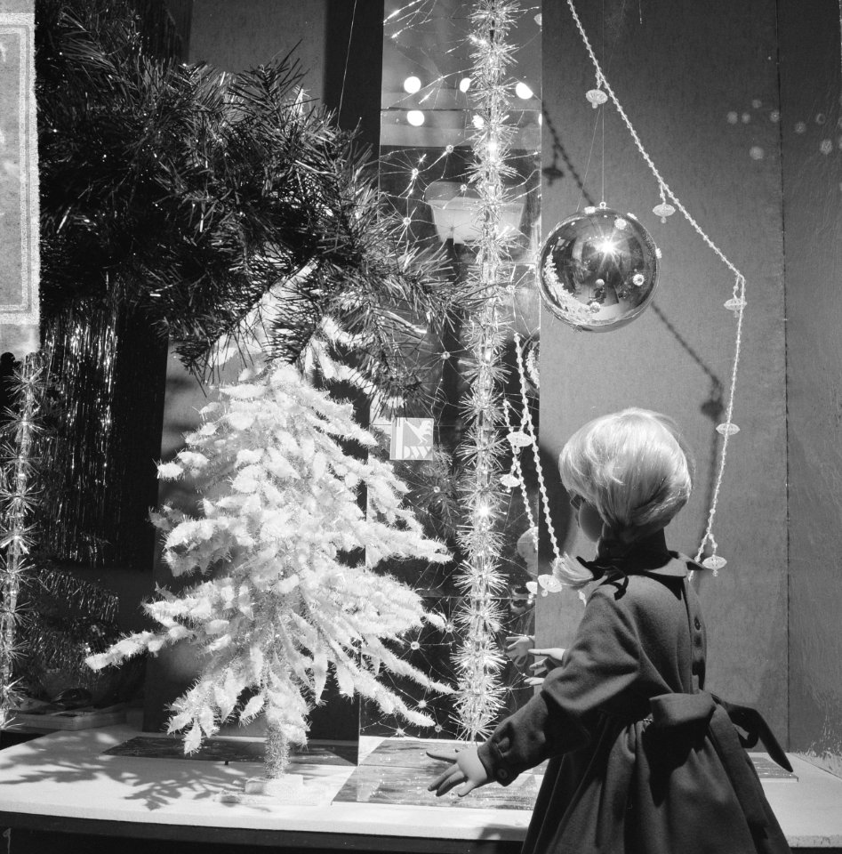 Kerst, meisje voor etalage, Bestanddeelnr 917-2519