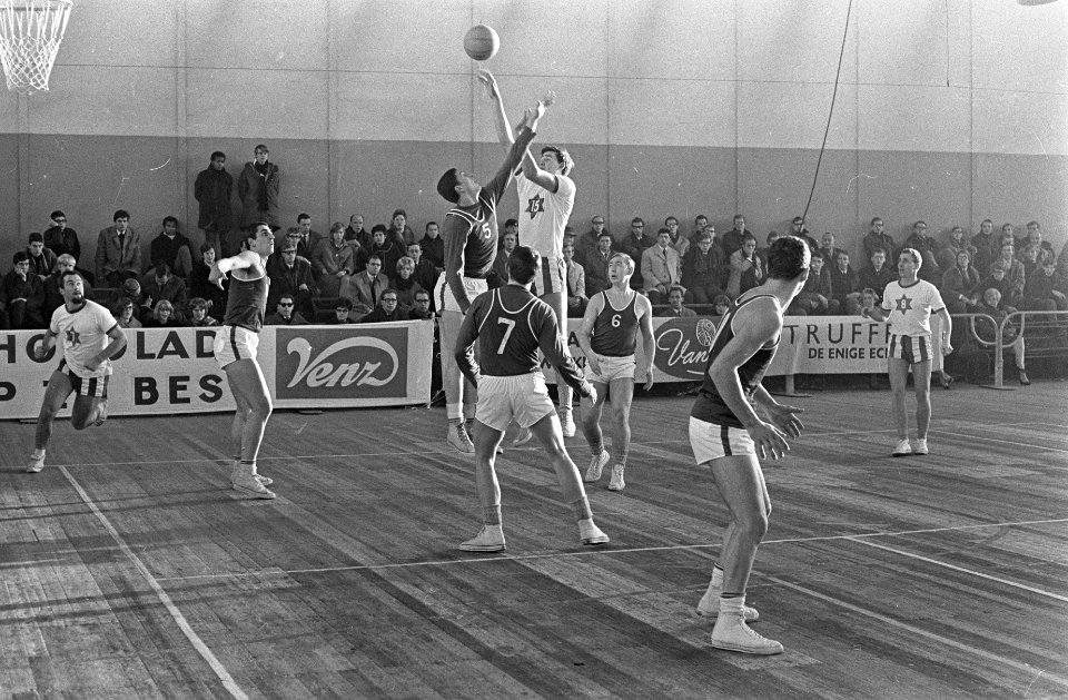 Kerstbasketbaltoernooi in Apollohal, spelmoment Pitzenburg (Belgie) en Blue-Star, Bestanddeelnr 919-9112