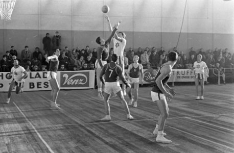 Kerstbasketbaltoernooi in Apollohal, spelmoment Pitzenburg (Belgie) en Blue-Star, Bestanddeelnr 919-9112