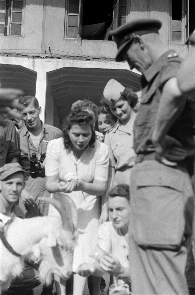 Kees de Bok krijgt door de dames van Welfare te drinken uit een glas, Bestanddeelnr 92-3-1