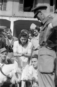 Kees de Bok krijgt door de dames van Welfare te drinken uit een glas, Bestanddeelnr 92-3-1