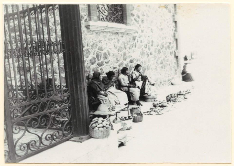 Keramiksäljande kvinnor utanför museet - SMVK - 0307.a.0059