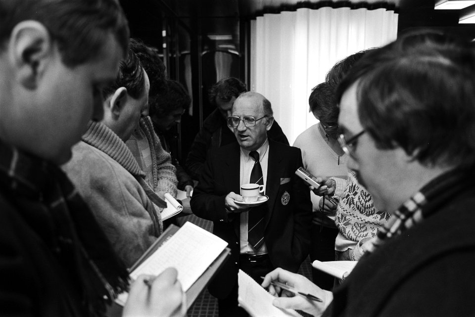 Kees Rijvers omringd door journalisten, Bestanddeelnr 932-5011