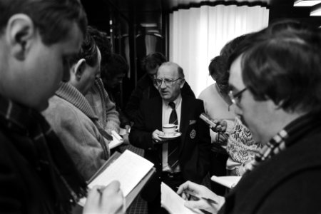 Kees Rijvers omringd door journalisten, Bestanddeelnr 932-5011