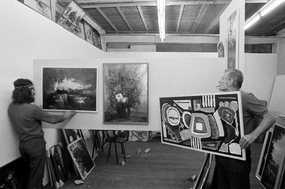 Kees Manders exposeert schilderijen in Brouwerswapen te Amsterdam, Manders hangt, Bestanddeelnr 926-6286