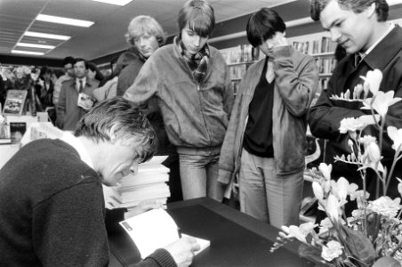 Kees van Kooten signeert zijn boek in boekhandel in Den Haag, Bestanddeelnr 932-1275