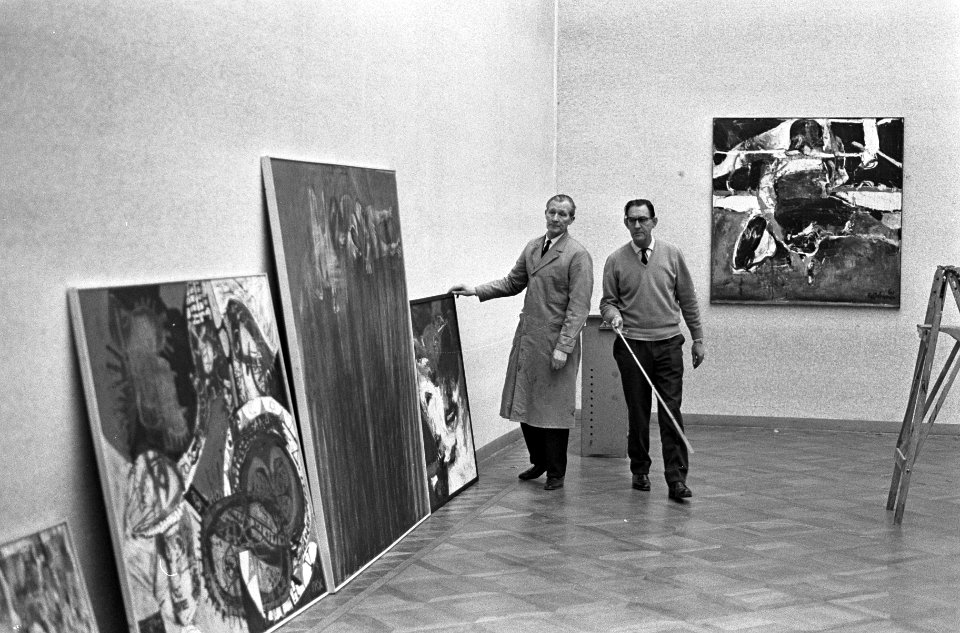 Kees van Bohemen ontvangt Wedgwoodprijs, zijn schilderij Homage aan Floyd Patter, Bestanddeelnr 918-6724