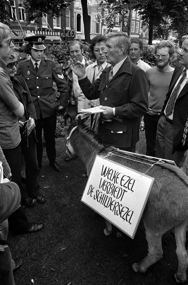 Kees Manders met ezel op Rembrandtsplein bij beeld Rembrandt, agent bij Manders , Bestanddeelnr 926-5821