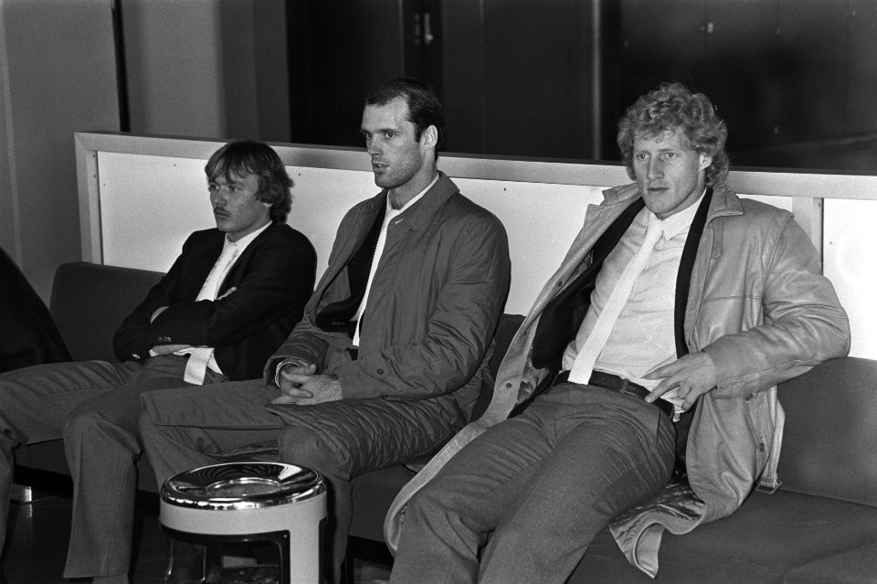 Kees Kist (rechts) en Johnny Metgod naast hem, Bestanddeelnr 931-7806