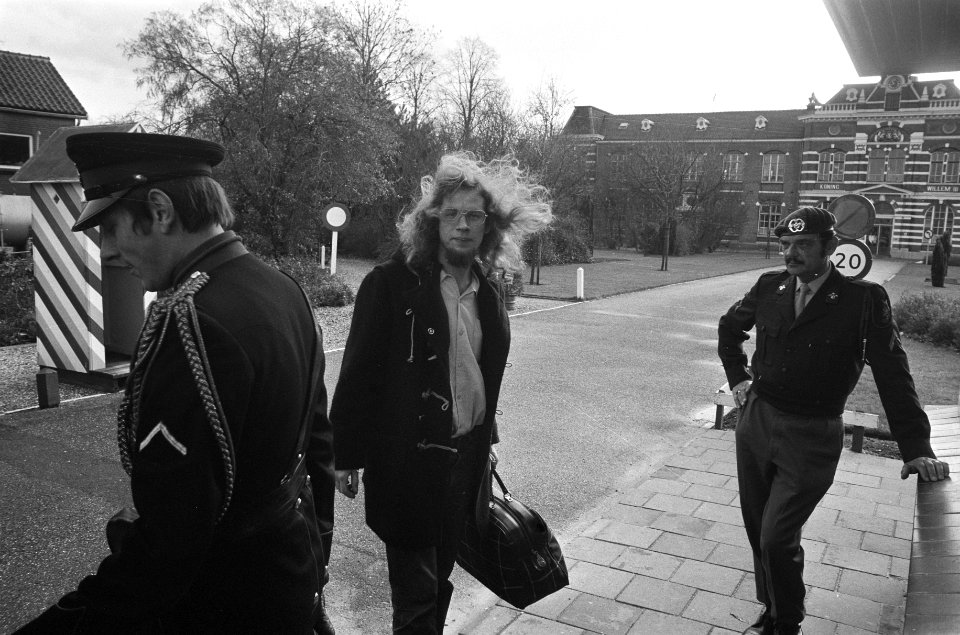 Kees Vellekoop, geflankeerd door twee medewerkers van de marechausse, Bestanddeelnr 926-8301
