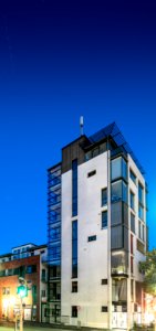 Kelternturm von der Schmiedtorbrücke aus gesehen zur blauen Stunde im Juni 2019