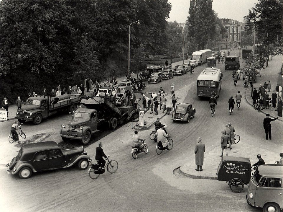 Kennemerplein, z.n.h. noorden, tijdens asfalterings werkzaamheden. negatiefnr. 363 A -2. Geschonken in 1983 door G.C.M.Lindhout, NL-HlmNHA 54010752