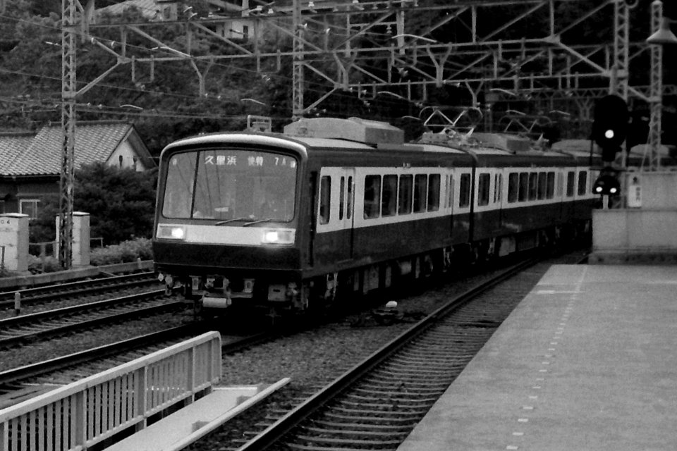 Keikyu 2021 passing Hemi 19840608