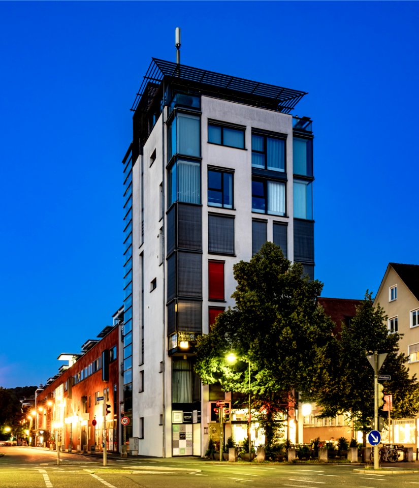 Kelternturm in Tübingen vom Stadtgraben aus gesehen zur blauen Stunde im Juni 2019