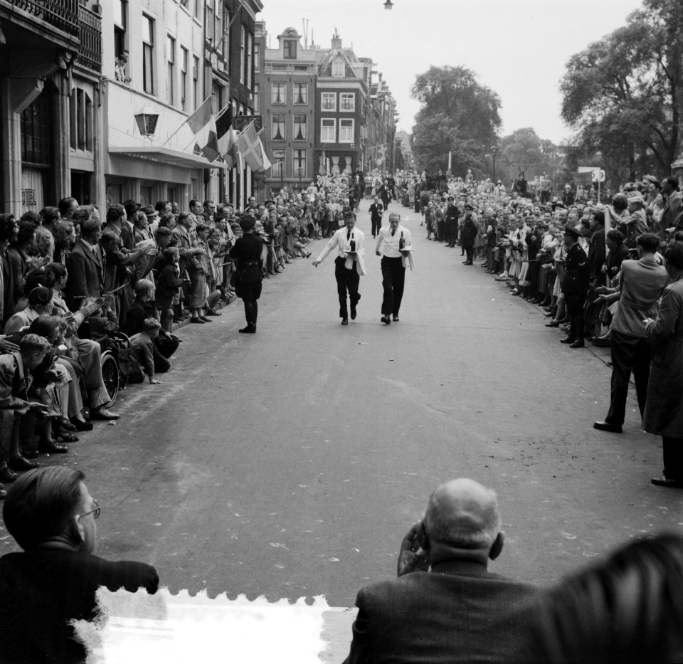 Kelnersrace Amsterdam Thorbeckeplein (bier), Bestanddeelnr 905-1666