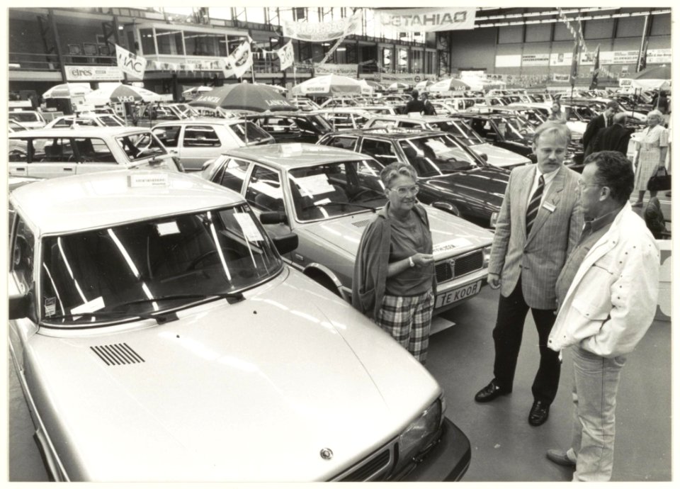 Kennemer sporthal met een occasionshow. NL-HlmNHA 54023532