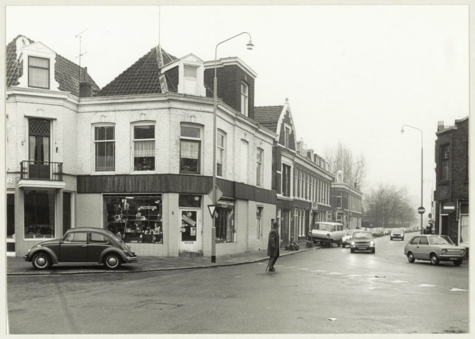 Kennemerstraat, hoek Frans Halsstraat, ziende naar het noorden. NL-HlmNHA 54005682