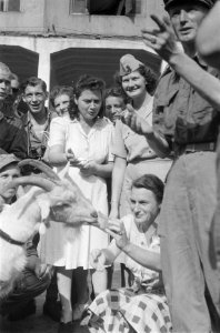 Kees de Bok, mascotte van de Prins Bernhard Kapel, krijgt van de dames van de We, Bestanddeelnr 91-4-6