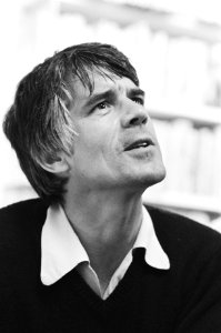 Kees van Kooten signeert zijn boek in boekhandel in Den Haag. Kees van Kooten, Bestanddeelnr 932-1278