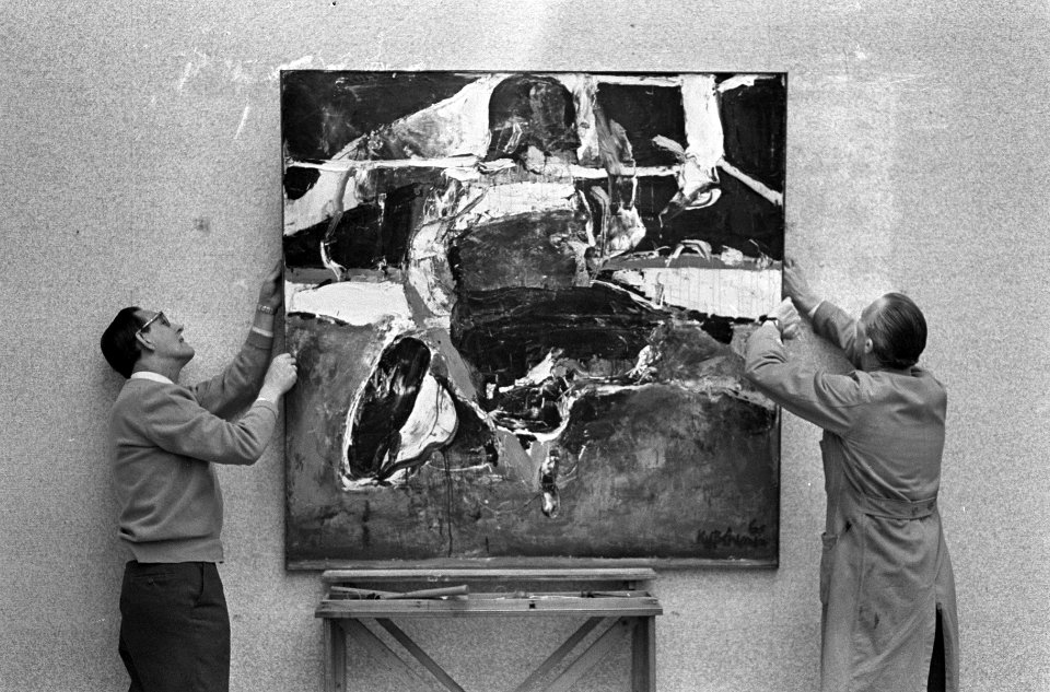 Kees van Bohemen ontvangt Wedgwoodprijs, zijn schilderij Homage aan Floyd Patter, Bestanddeelnr 918-6723