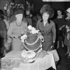 Kerstbazar geopend in Den Haag door Lady Noble, echtgenote van de Britse Ambassa, Bestanddeelnr 914-4939