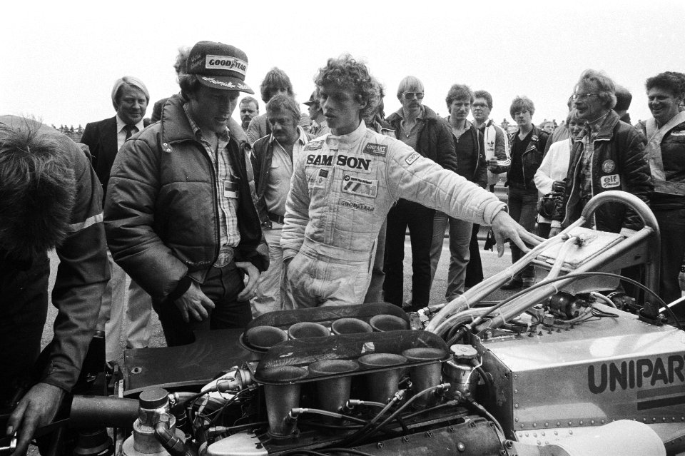 Kenny Roberts (wereldkampioen 500cc) (links) in gesprek met Jan Lammers bij dien, Bestanddeelnr 930-9866