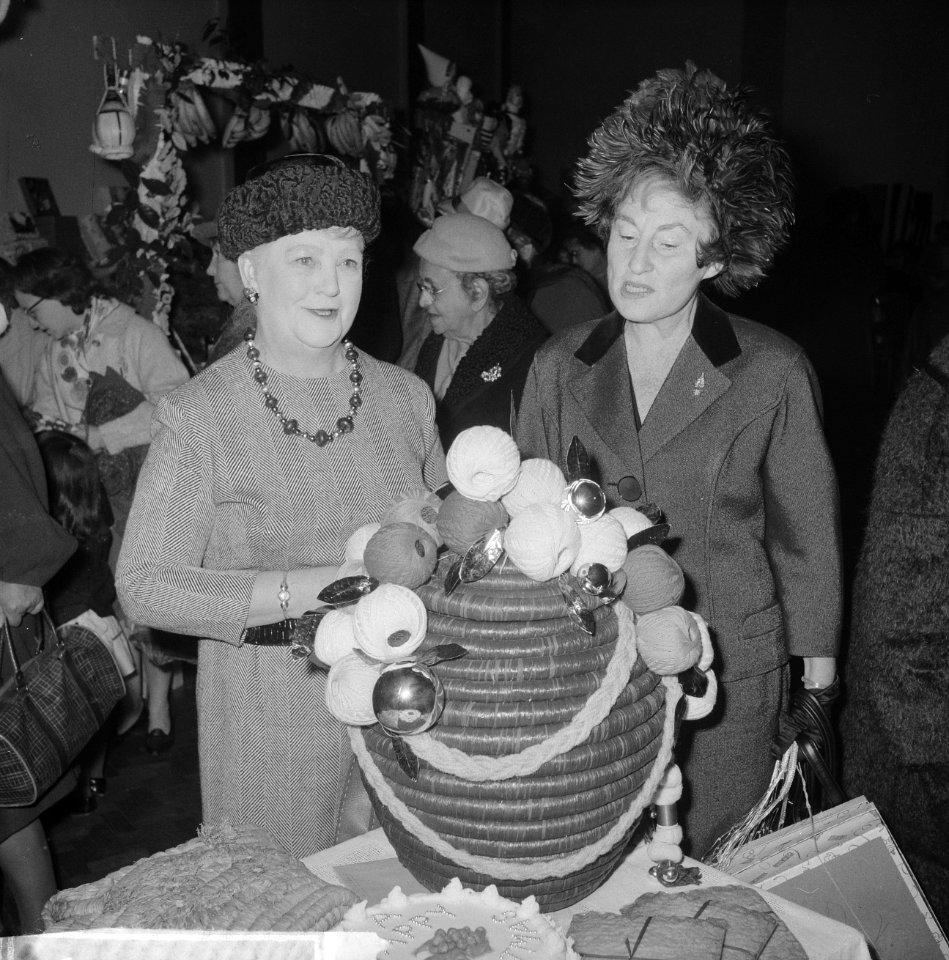 Kerstbazar geopend in Den Haag door Lady Noble, echtgenote van de Britse Ambassa, Bestanddeelnr 914-4943