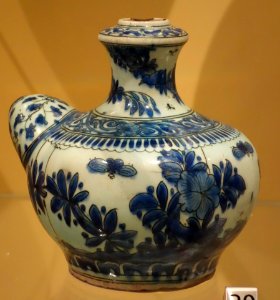 Kendi (South Asian water-pouring vessel with mammary spout, used as a kalyan), Iran, Kirman or Mashhad, early 17th century, underglaze-painted stonepaste - Royal Ontario Museum - DSC04704