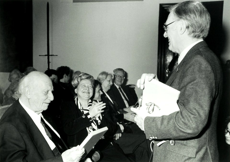 Kees Verwey bekijkt eerste exemplaar van boek t.g.v. opening Verweyhal. Voorzitter (oud-burgemeester) Reehorst Stichting Kees Verwey, en burgemeester Schmitz genieten. NL-HlmNHA 54046188