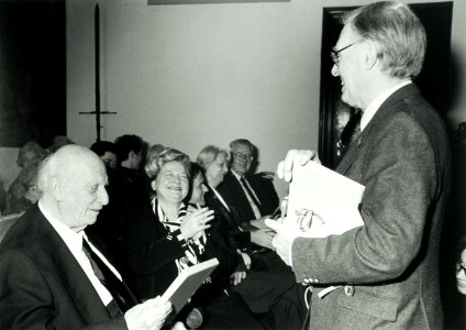 Kees Verwey bekijkt eerste exemplaar van boek t.g.v. opening Verweyhal. Voorzitter (oud-burgemeester) Reehorst Stichting Kees Verwey, en burgemeester Schmitz genieten. NL-HlmNHA 54046188