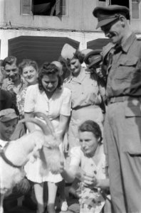 Kees de Bok krijgt door de dames van Welfare te drinken uit een glas, Bestanddeelnr 92-3-3